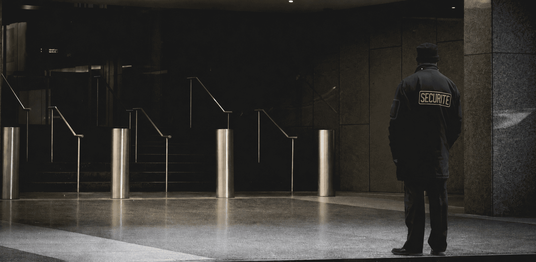 Agent de sécurité en uniforme sur un site professionnel